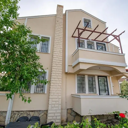 Sahile Yakin Havuzlu 6+2 Kisilik וילה