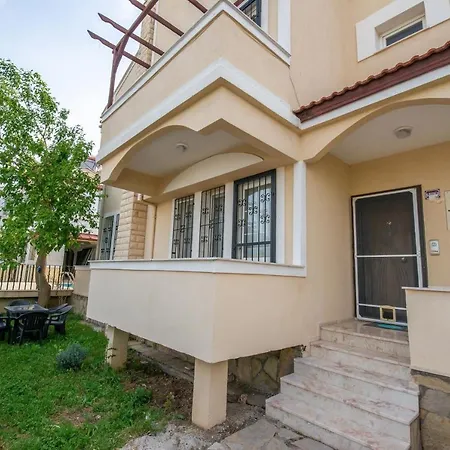 Sahile Yakin Havuzlu 6+2 Kisilik וילה